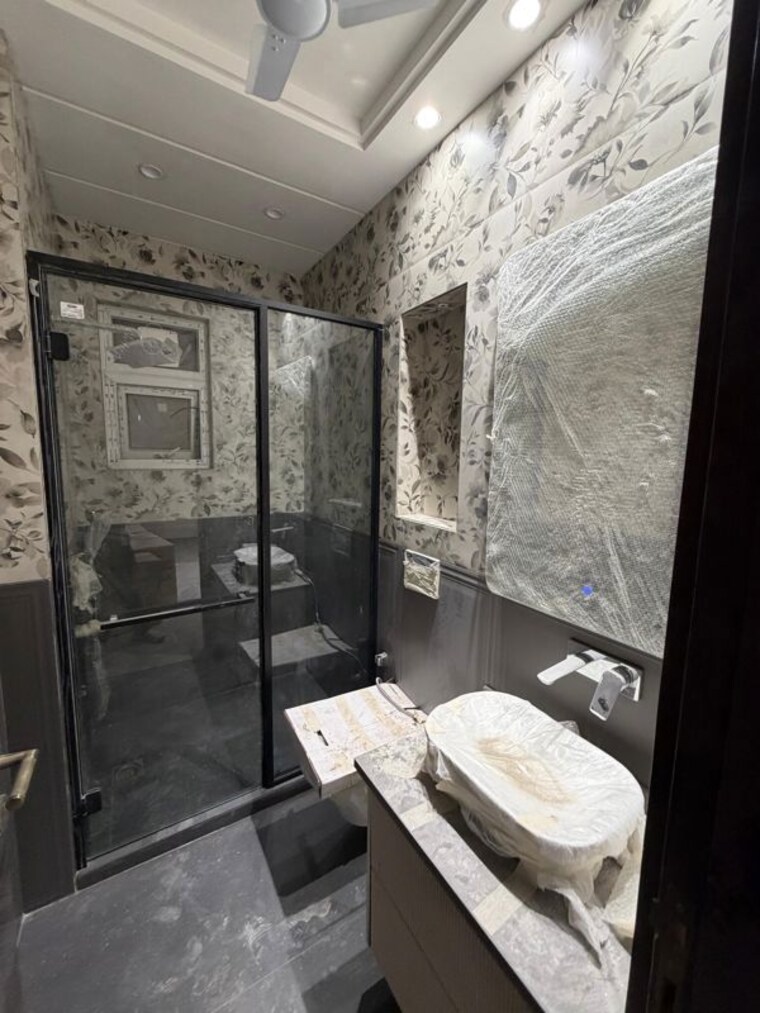 Bathroom, new rajinder nagar 3 Bedroom 200 Sq.Yd. Builder Floor In New Rajinder Nagar Delhi 10681992