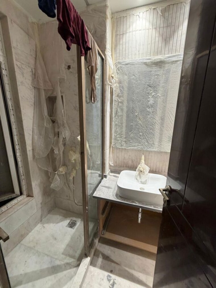 Bathroom, new rajinder nagar 3 Bedroom 200 Sq.Yd. Builder Floor In New Rajinder Nagar Delhi 10681992