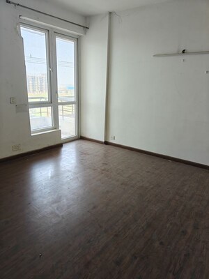 Room in 2.5 BHK Apartment at Indiabulls Centrum Park, Sector 103 – for Rent