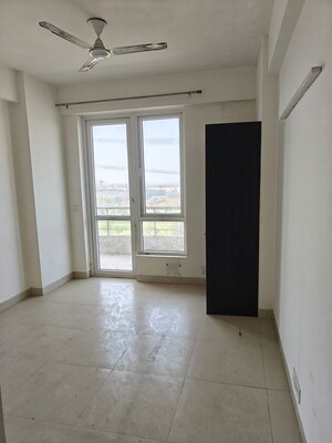 Room in 2.5 BHK Apartment at Indiabulls Centrum Park, Sector 103 – for Rent