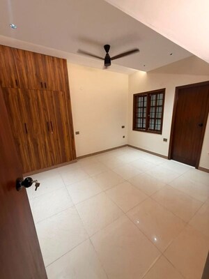 Room in 3 BHK Builder Floor at Indiranagar – for Rent