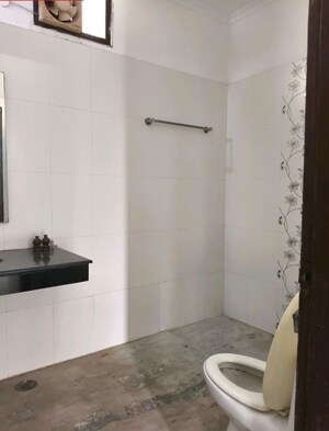 Bathroom in 5 BHK Builder Floor at Vipul Belmonte, Sector 53 – for Sale