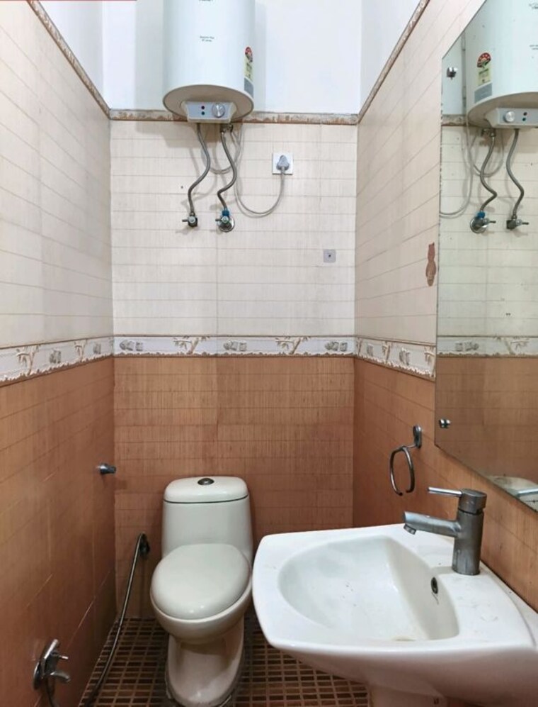 Bathroom, vipul-belmonte 5 Bedroom 3940 Sq.Ft. Builder Floor In Sector 53 Gurgaon 10682038