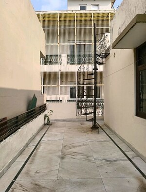 Staircase in 5 BHK Builder Floor at Vipul Belmonte, Sector 53 – for Sale