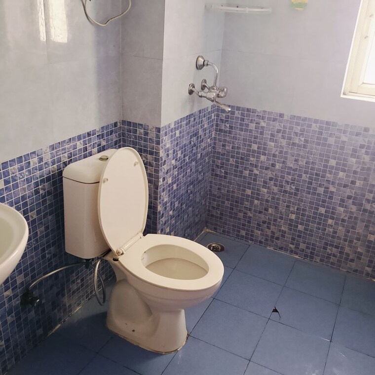 Bathroom, amrapali-silicon-city 2 Bedroom 1075 Sq.Ft. Apartment In Sector 76 Noida 10682098