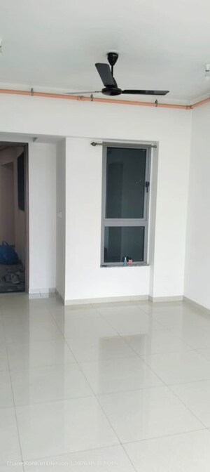 Room in 2 BHK Apartment at Kalpataru Immensa C, Kolshet Road – for Sale