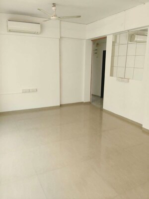 Room in 2 BHK Apartment at Khar West – for Rent