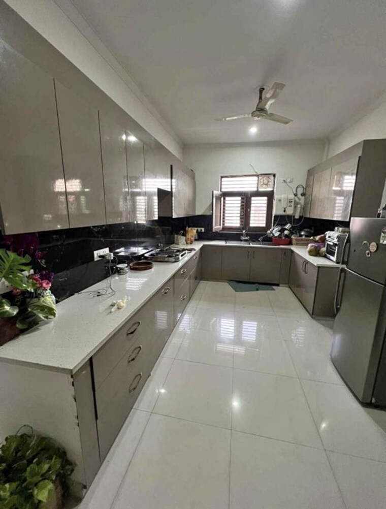 Kitchen, tagore garden 3 Bedroom 130 Sq.Yd. Builder Floor In Tagore Garden Delhi 10682175