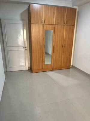 Room in 3 BHK Apartment at Bandra West – for Rent