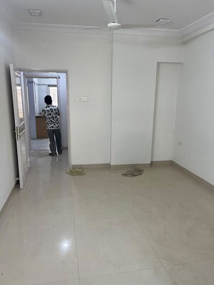 Room in 3 BHK Apartment at Bandra West – for Rent