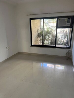 Room in 3 BHK Apartment at Bandra West – for Rent