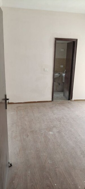 Room in 3 BHK Apartment at Amrapali Kingswood, Sector 4 Greater Noida – for Sale