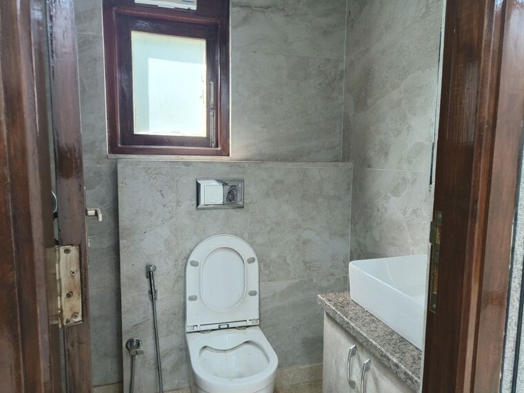 Bathroom, chittaranjan park 3 Bedroom 1150 Sq.Ft. Builder Floor In Chittaranjan Park Delhi 10682201