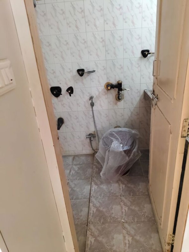 Bathroom, shirine-garden-co-operative-housing-society-ltd 2 Bedroom 950 Sq.Ft. Apartment In Aundh Pune 10682292