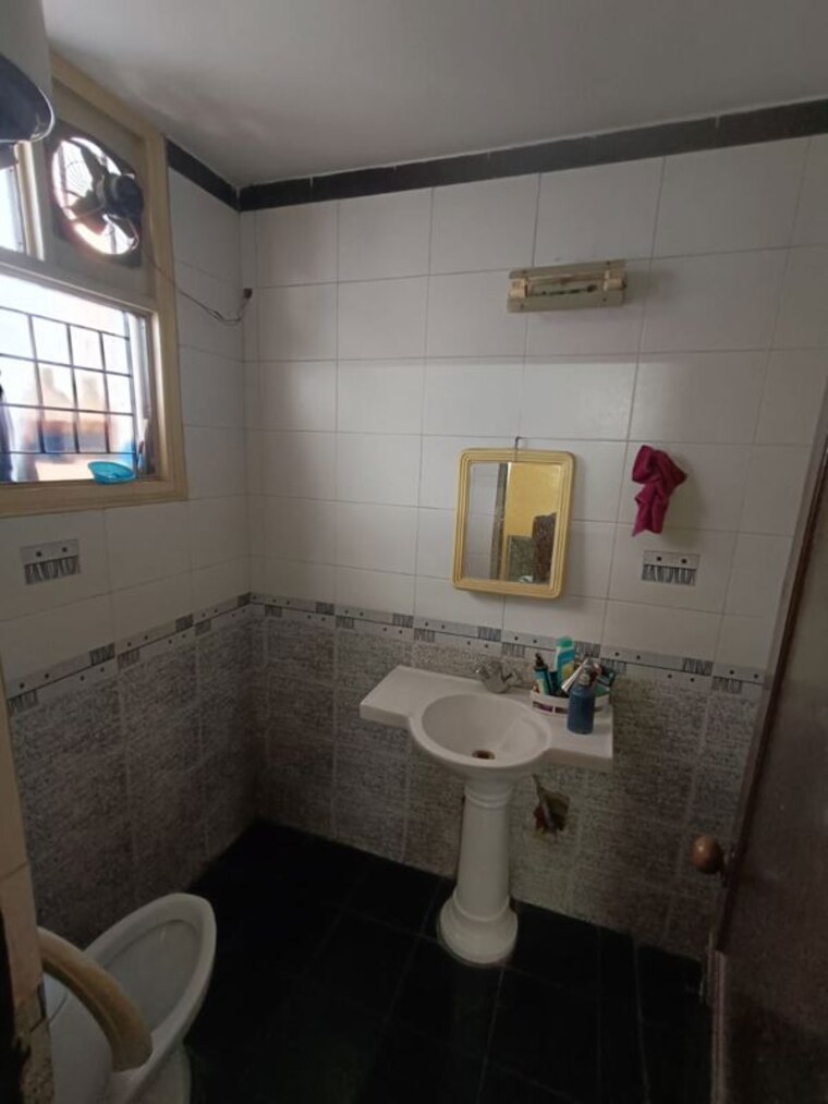 Bathroom, sector 23 3 Bedroom 1800 Sq.Ft. Builder Floor In Sector 23 Gurgaon 10682339