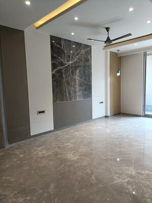 Room in 4 BHK Builder Floor at Suncity – for Sale