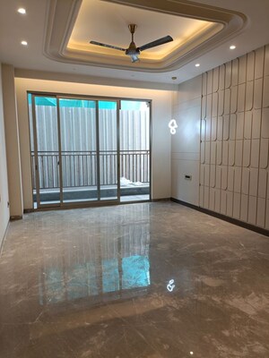 Room in 4 BHK Builder Floor at Suncity – for Sale