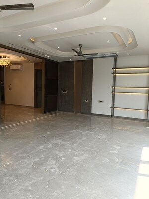 Room in 4 BHK Builder Floor at Suncity – for Sale