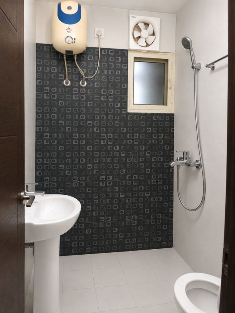 Bathroom, vip road 3 Bedroom 1960 Sq.Ft. Apartment In Vip Road Zirakpur 10682427