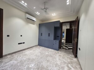 Room in 3 BHK Builder Floor at Sushant Lok I – for Rent