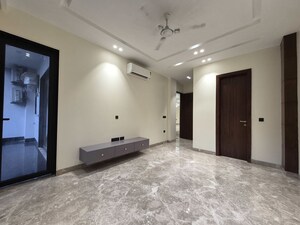 Room in 3 BHK Builder Floor at Sushant Lok I – for Rent