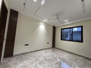 Room in 3 BHK Builder Floor at Sushant Lok I – for Rent