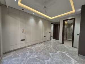 Room in 3 BHK Builder Floor at Sushant Lok I – for Rent