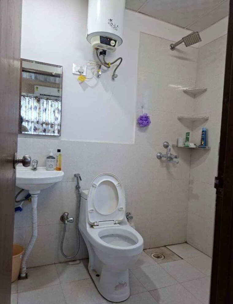 Bathroom, rajouri garden 2 Bedroom 100 Sq.Yd. Builder Floor In Rajouri Garden Delhi 10682538