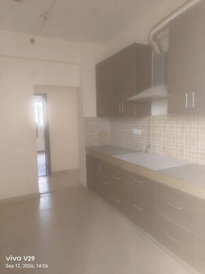 Room in 3 BHK Apartment at Unitech Uniworld City, Sector 30 – for Rent