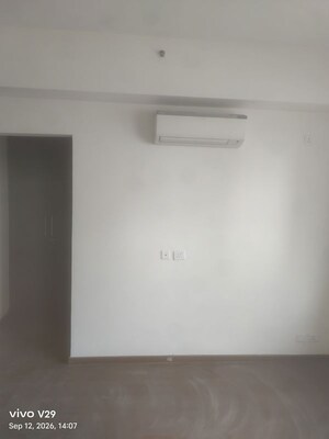 Room in 3 BHK Apartment at Unitech Uniworld City, Sector 30 – for Rent
