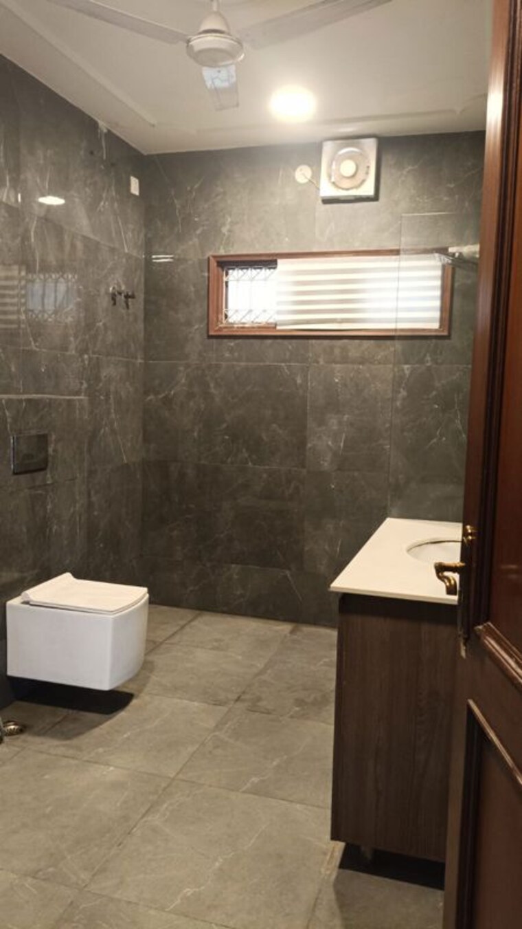 Bathroom, mahagun-moderne 3 Bedroom 1900 Sq.Ft. Apartment In Sector 78 Noida 10682535