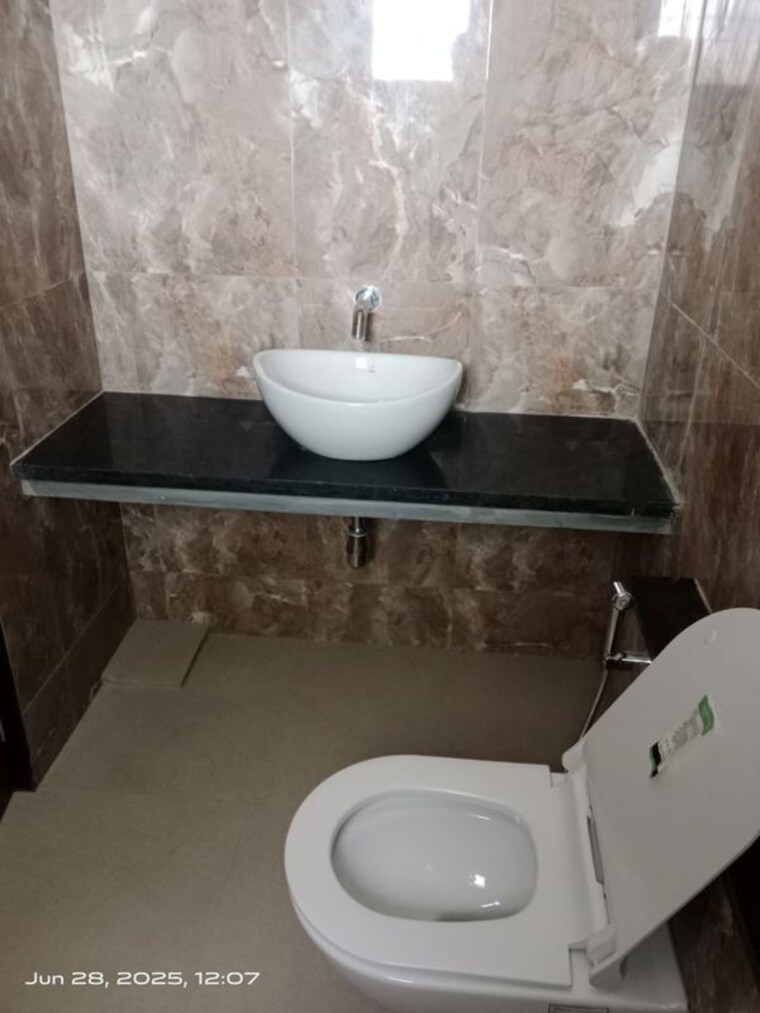 Bathroom, unique-youtopia 2.5 Bedroom 1000 Sq.Ft. Apartment In Kharadi Pune 10682550