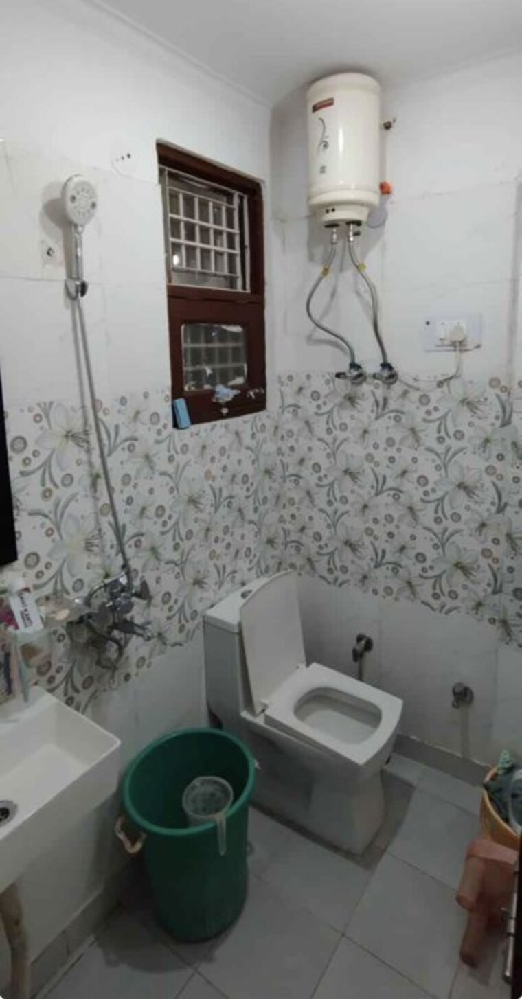 Bathroom, tagore garden 2 Bedroom 100 Sq.Yd. Builder Floor In Tagore Garden Delhi 10682578