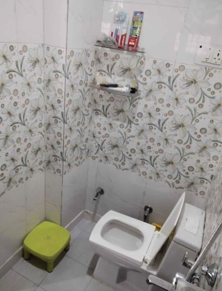 Bathroom, tagore garden 2 Bedroom 100 Sq.Yd. Builder Floor In Tagore Garden Delhi 10682578