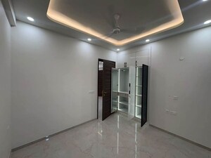 Room in 3 BHK Apartment at Smart World Orchard, Sector 61 – for Rent