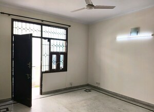 Room in 4 BHK Apartment at DLF Trinity Towers, Dlf Phase V – for Rent