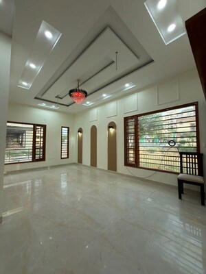Room in 4 BHK Apartment at DLF Trinity Towers, Dlf Phase V – for Rent
