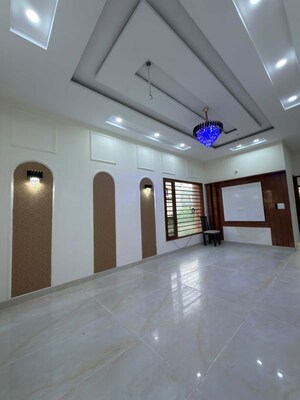 Room in 4 BHK Apartment at DLF Trinity Towers, Dlf Phase V – for Rent