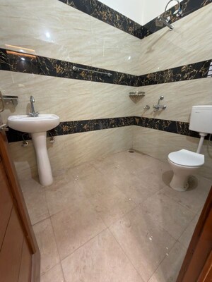 Bathroom in 4 BHK Apartment at DLF Trinity Towers, Dlf Phase V – for Rent