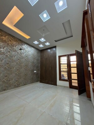 Room in 4 BHK Apartment at DLF Trinity Towers, Dlf Phase V – for Rent