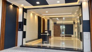  Showroom For Rent in Raja Park