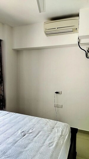 Room in 3 BHK Apartment at Amanora Future Towers, Hadapsar – for Rent