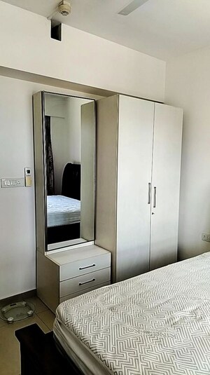 Room in 3 BHK Apartment at Amanora Future Towers, Hadapsar – for Rent