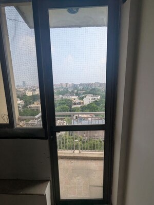 Room in 2 BHK Apartment at Unitech Uniworld Gardens 2, Sector 47 – for Rent