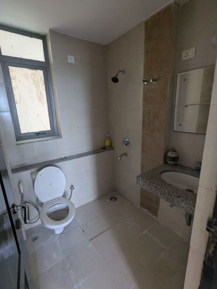 Bathroom, unitech-uniworld-gardens-2 2 Bedroom 973 Sq.Ft. Apartment In Sector 47 Gurgaon 10682763