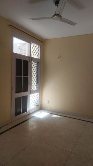 Room in 3 BHK Builder Floor at Sector 21 – for Rent