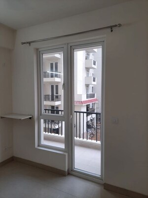 Room in 3 BHK Apartment at Unitech Uniworld Gardens 2, Sector 47 – for Rent