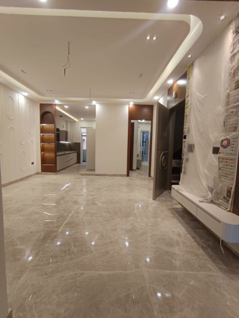  Parking, paschim vihar 3 Bedroom 165 Sq.Yd. Builder Floor In Paschim Vihar Delhi 10683021