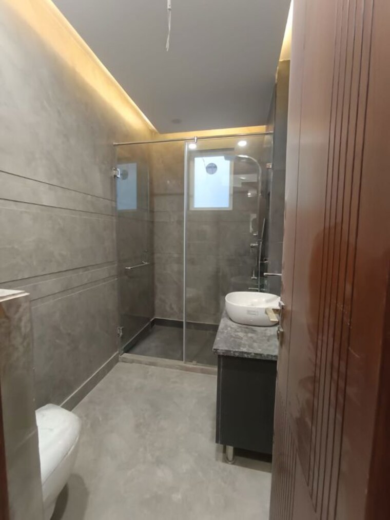 Bathroom, paschim vihar 3 Bedroom 165 Sq.Yd. Builder Floor In Paschim Vihar Delhi 10683021