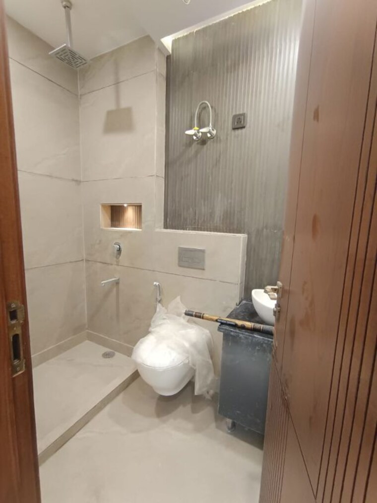 Bathroom, paschim vihar 3 Bedroom 165 Sq.Yd. Builder Floor In Paschim Vihar Delhi 10683021